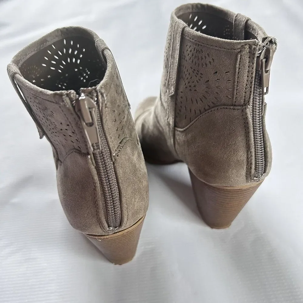 Qupid Taupe Faux Suede Booties with Heel size 8 - Picture 5 of 8